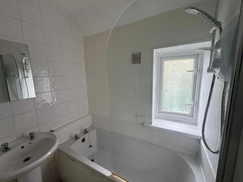 5 bedroom semi-detached house for rent