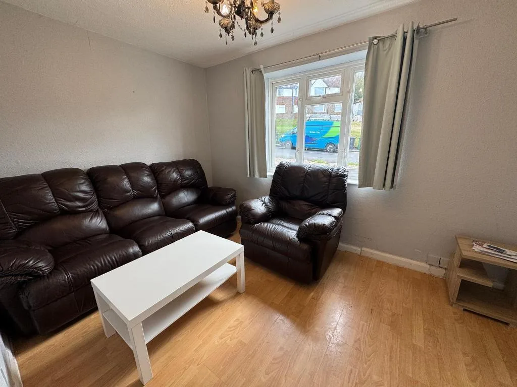 5 bedroom semi-detached house for rent