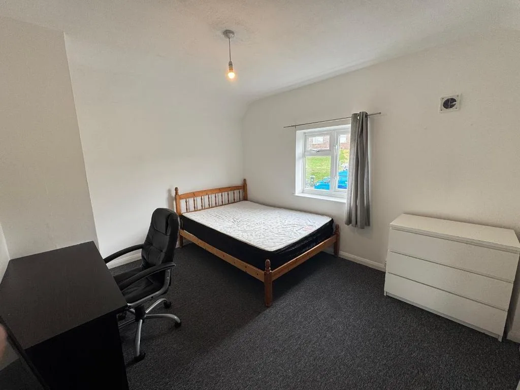 5 bedroom semi-detached house for rent