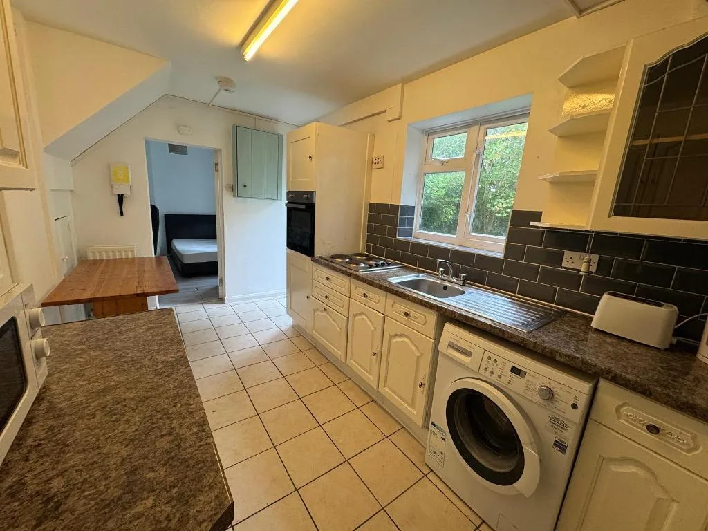 5 bedroom semi-detached house for rent