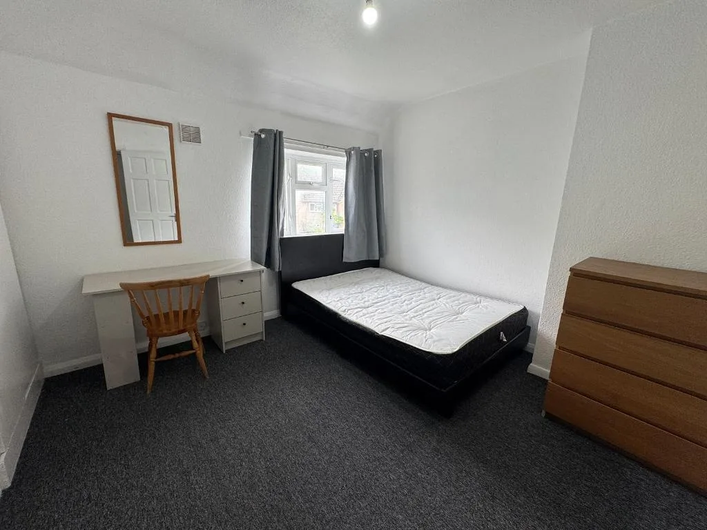 5 bedroom semi-detached house for rent