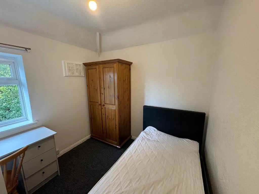 5 bedroom semi-detached house for rent