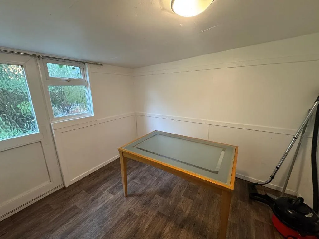5 bedroom semi-detached house for rent