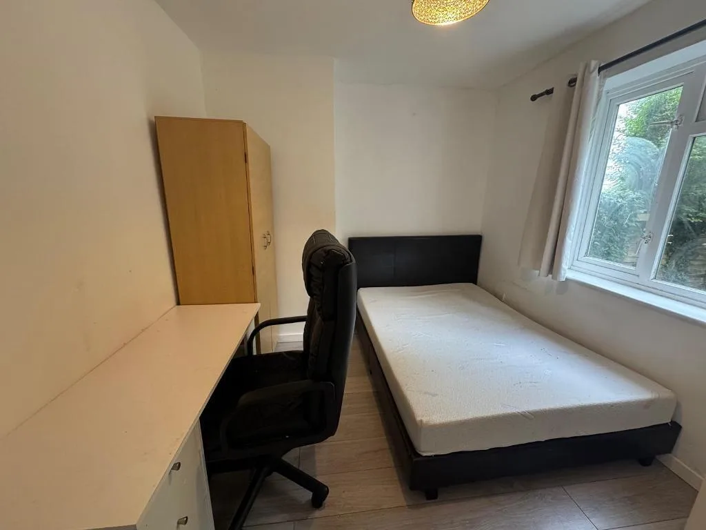 5 bedroom semi-detached house for rent