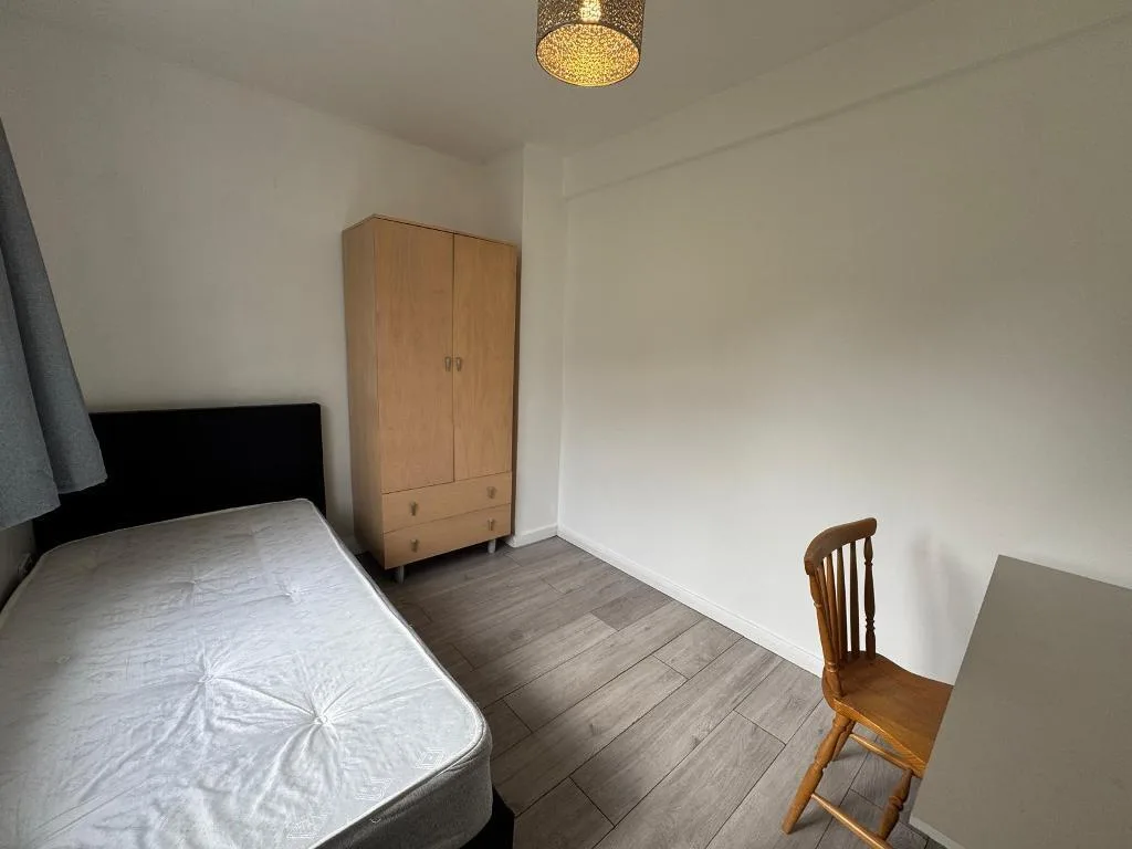 5 bedroom semi-detached house for rent