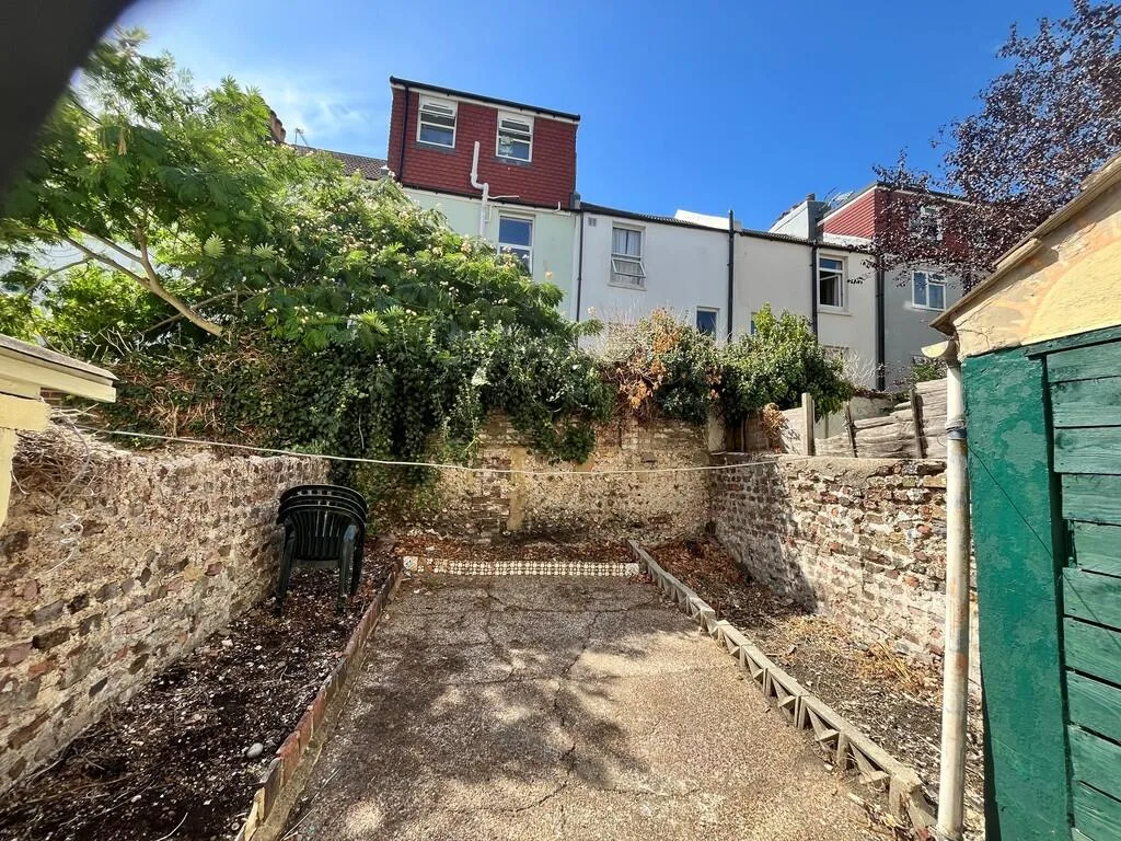 5 bedroom terraced house for rent