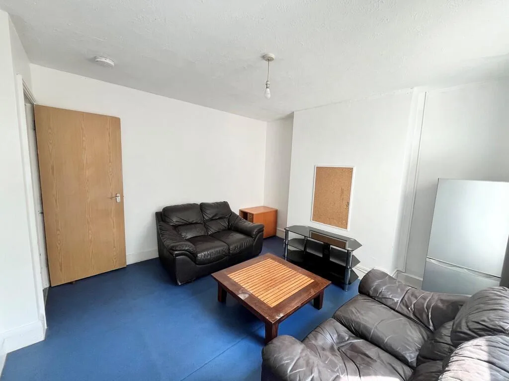 5 bedroom terraced house for rent
