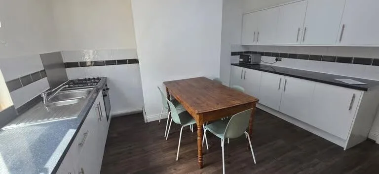 5 bedroom terraced house for rent