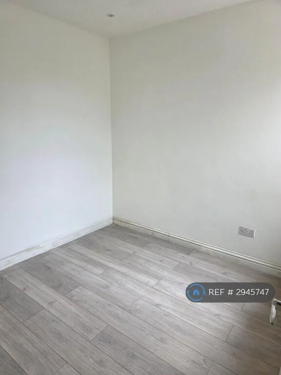 5 bedroom semi-detached house for rent