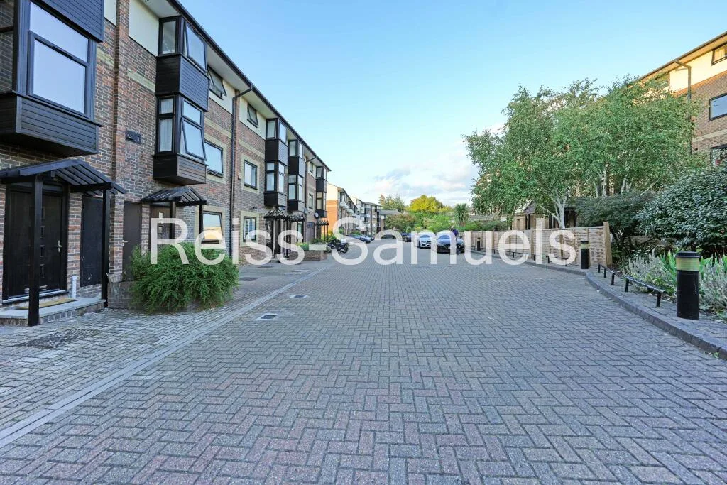 5 bedroom town house for rent