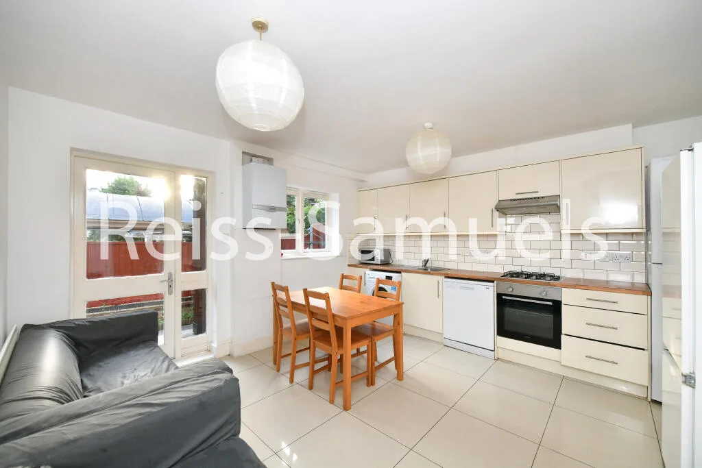 5 bedroom terraced house for rent
