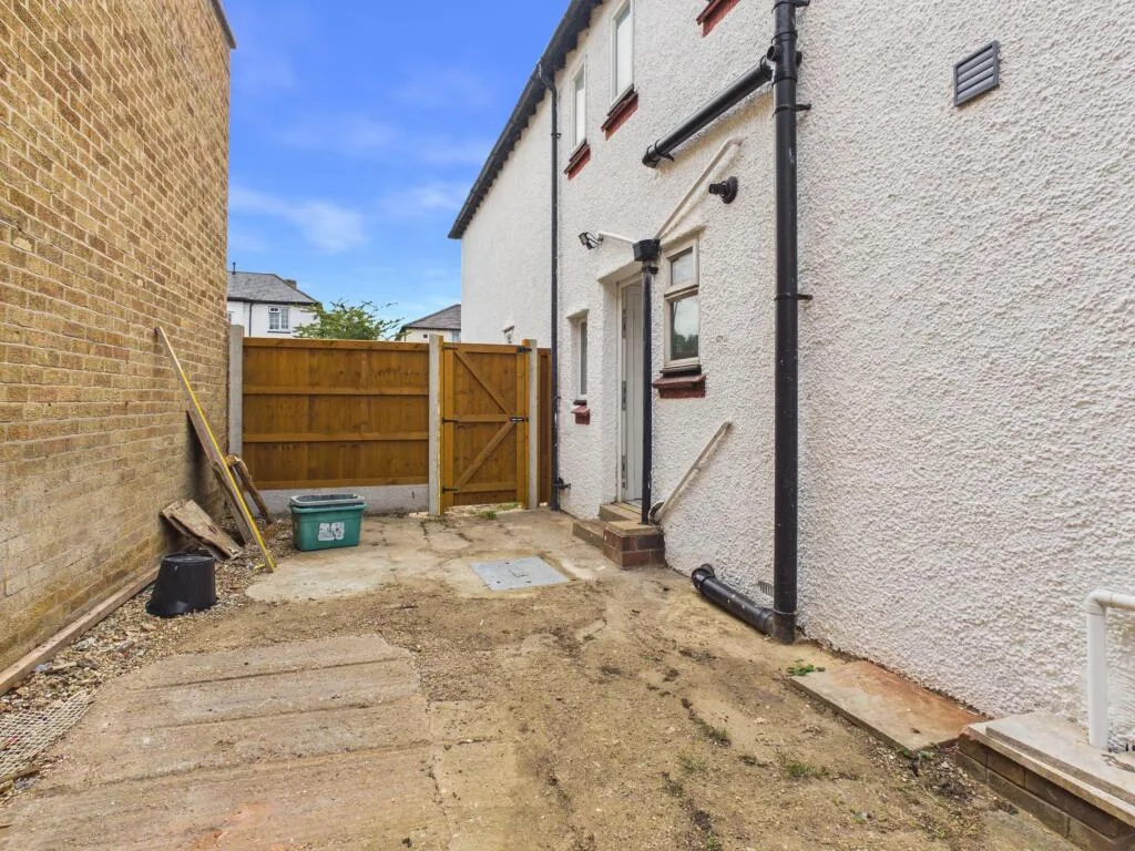 4 bedroom semi-detached house for rent