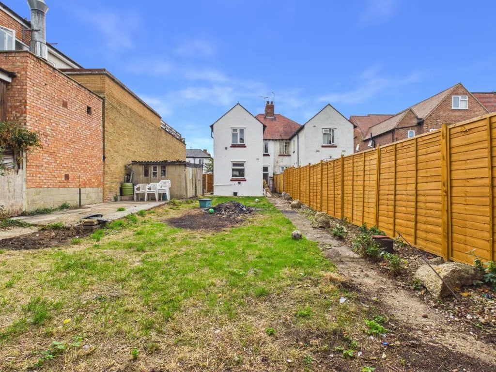 4 bedroom semi-detached house for rent