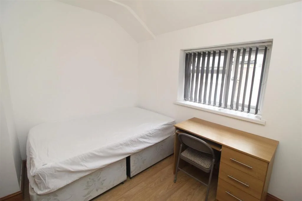 5 bedroom flat for rent
