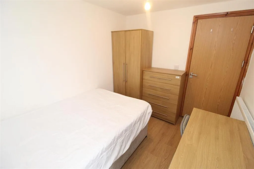 5 bedroom flat for rent