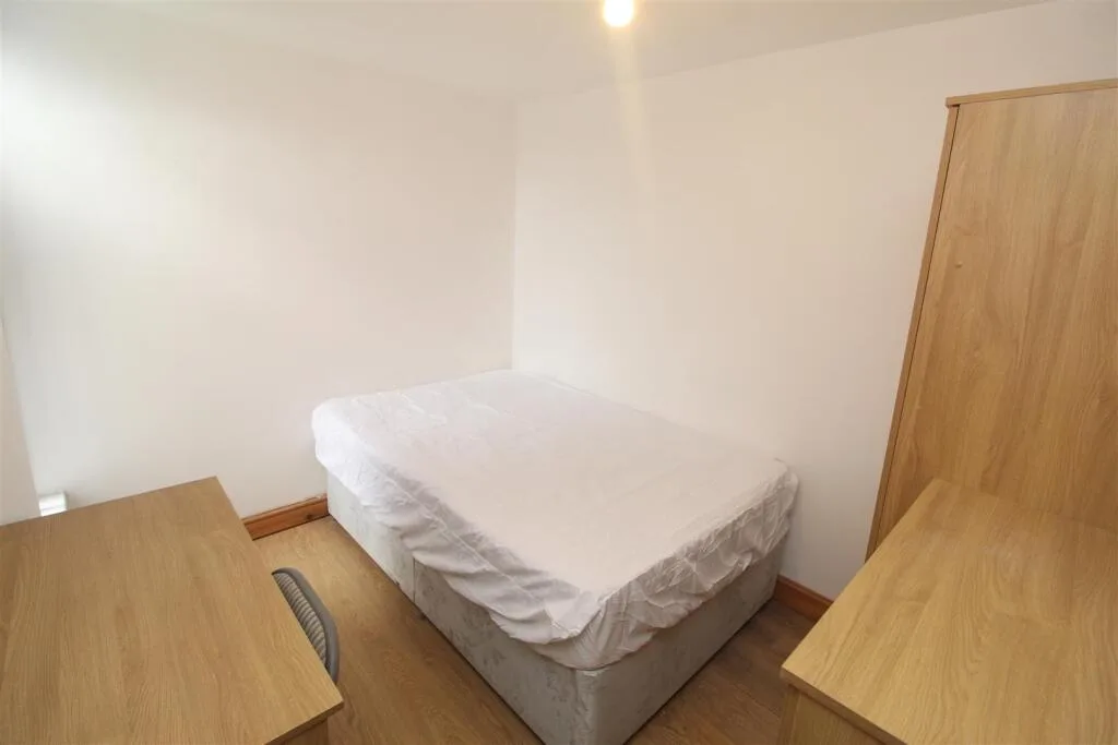 5 bedroom flat for rent
