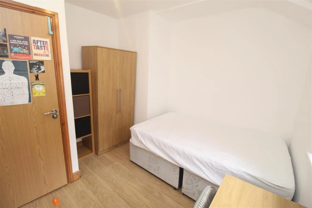 5 bedroom flat for rent