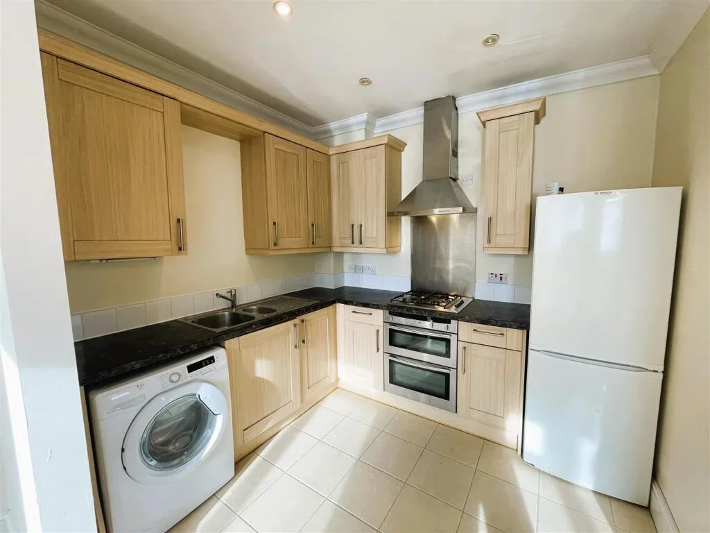 2 bedroom maisonette for rent