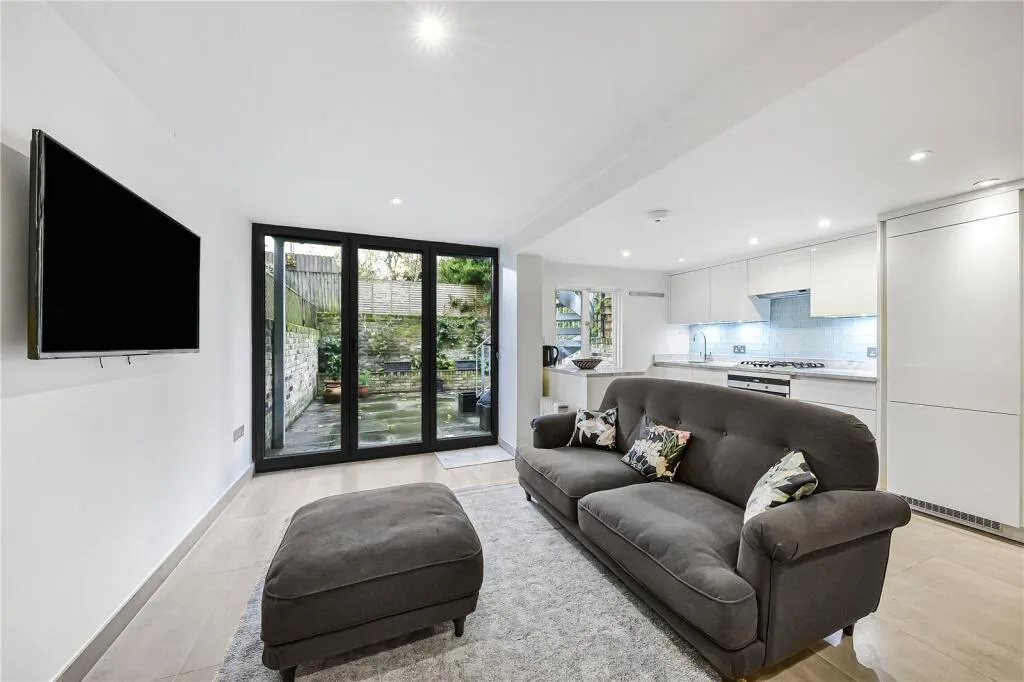 1 bedroom maisonette for rent