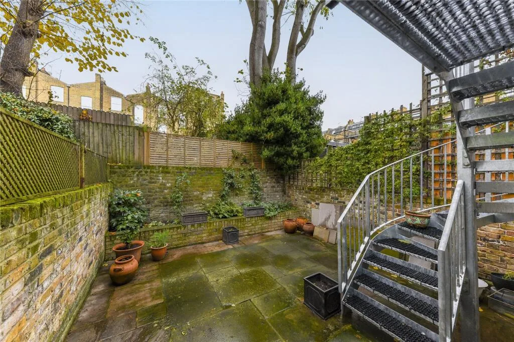 1 bedroom maisonette for rent