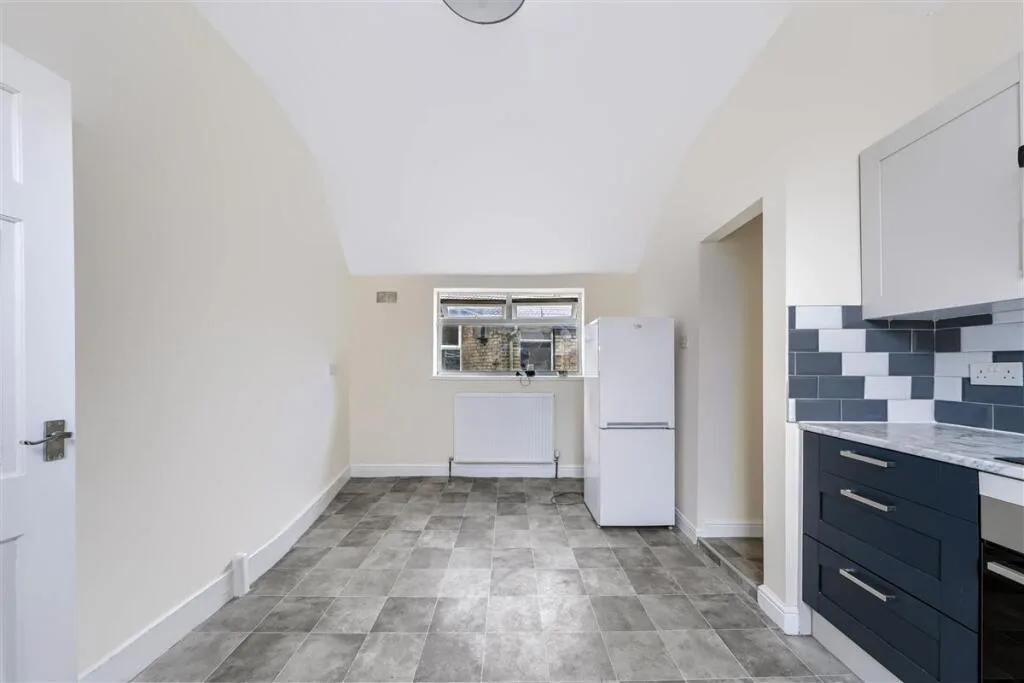 3 bedroom maisonette for rent