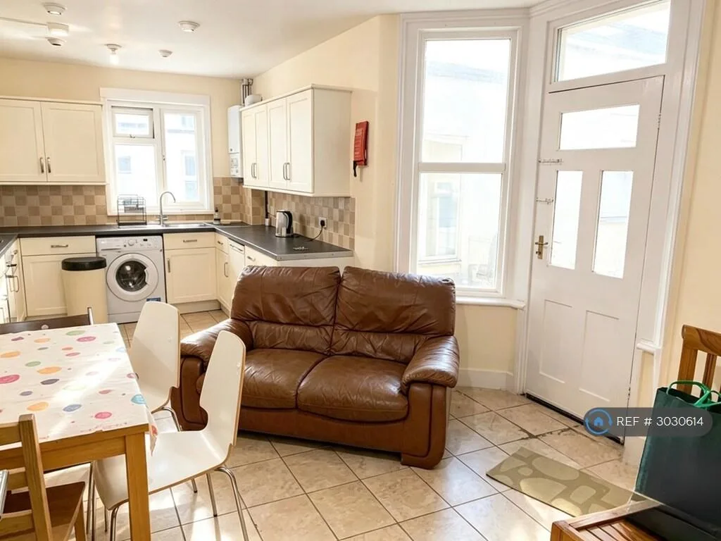 5 bedroom terraced house for rent