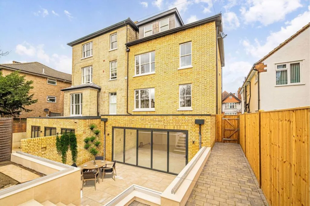 4 bedroom semi-detached house for rent