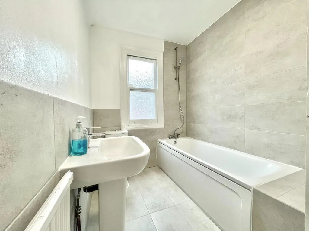 4 bedroom semi-detached house for rent