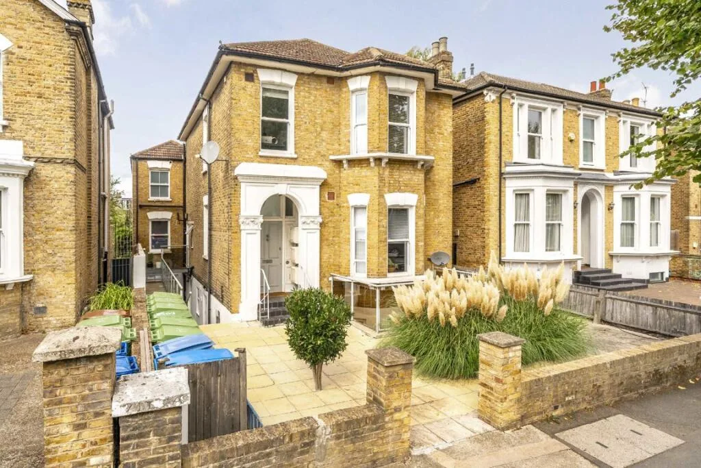 2 bedroom maisonette for rent