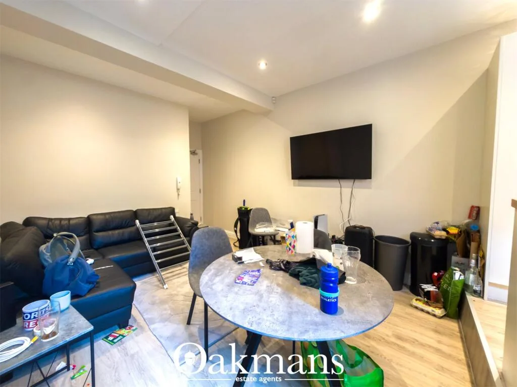 6 bedroom house for rent