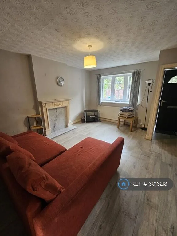 3 bedroom semi-detached house for rent