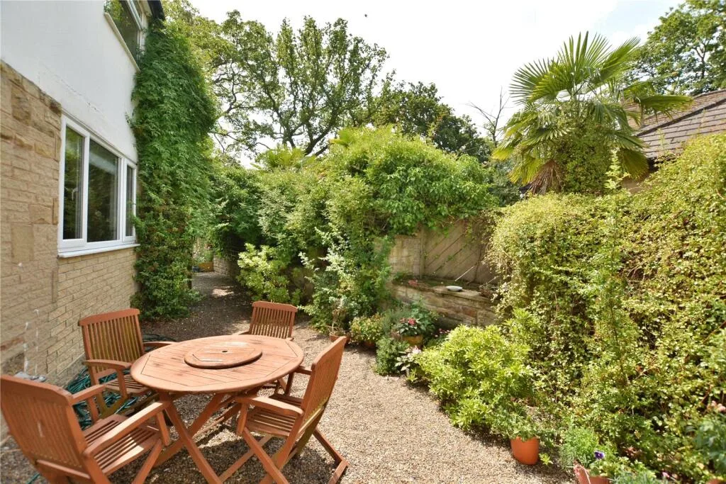 5 bedroom detached house for rent