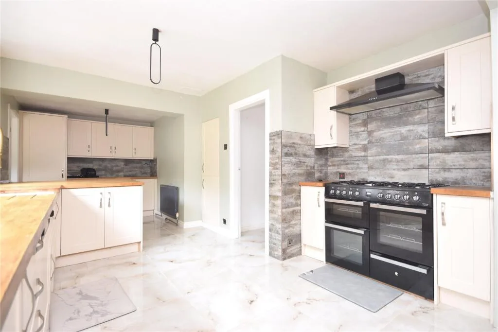 5 bedroom detached house for rent