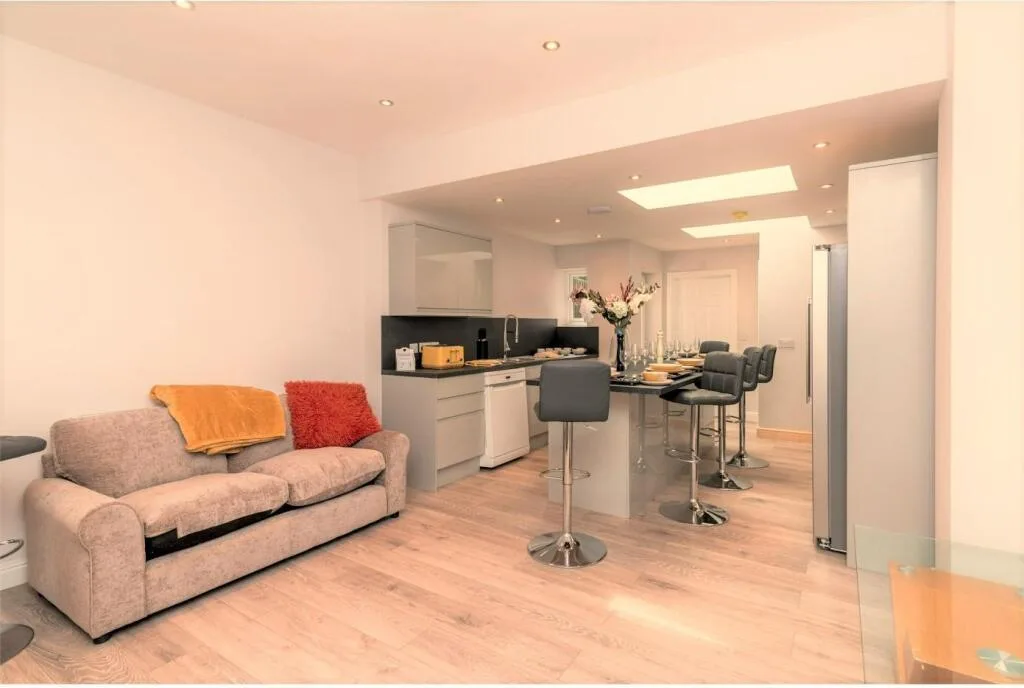 5 bedroom terraced house for rent