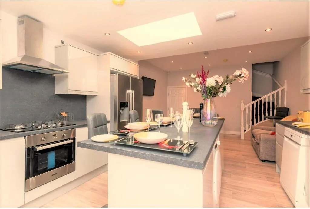 5 bedroom terraced house for rent