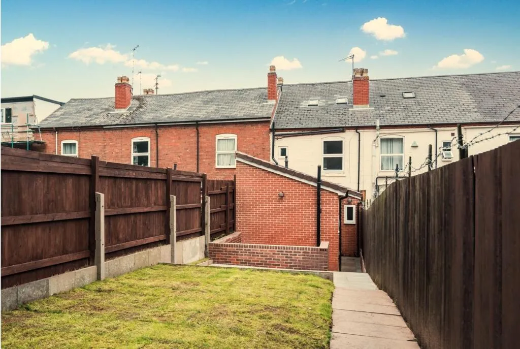 5 bedroom terraced house for rent