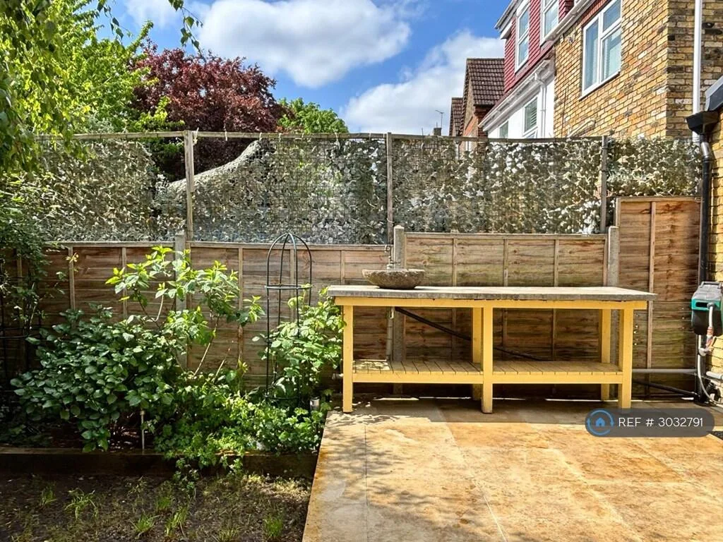 2 bedroom maisonette for rent