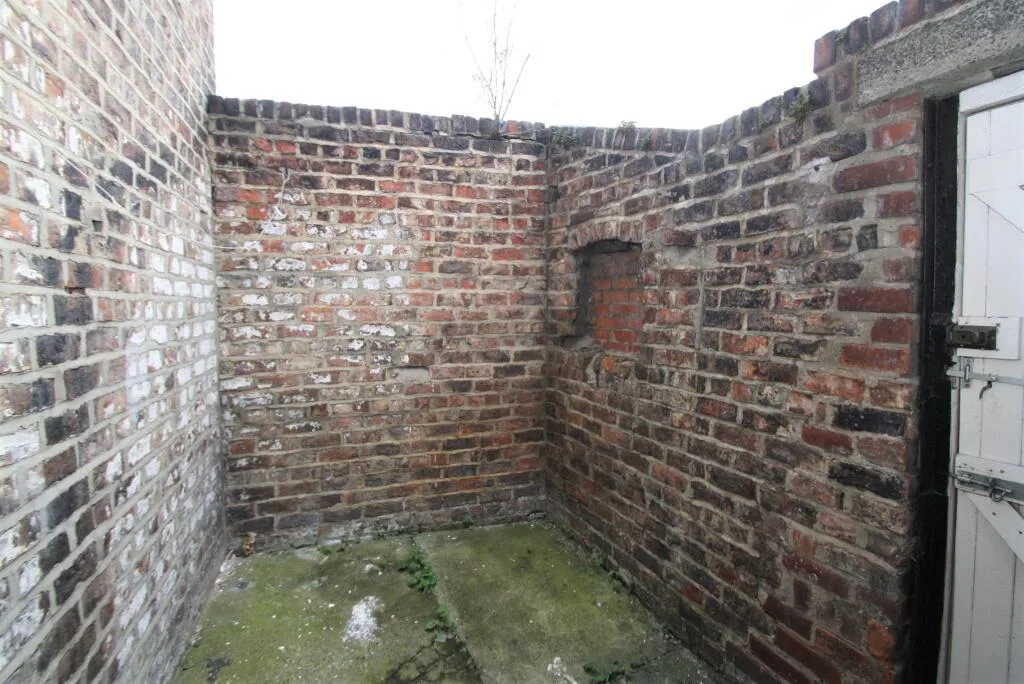 6 bedroom terraced house for rent