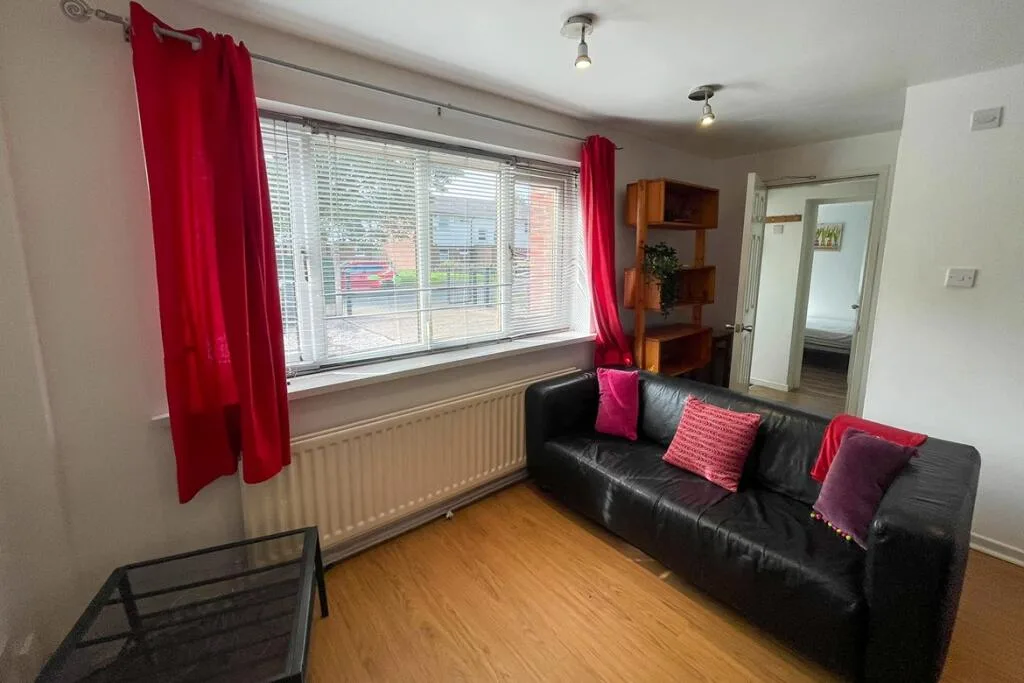 5 bedroom semi-detached house for rent
