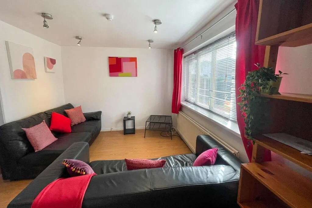 5 bedroom semi-detached house for rent