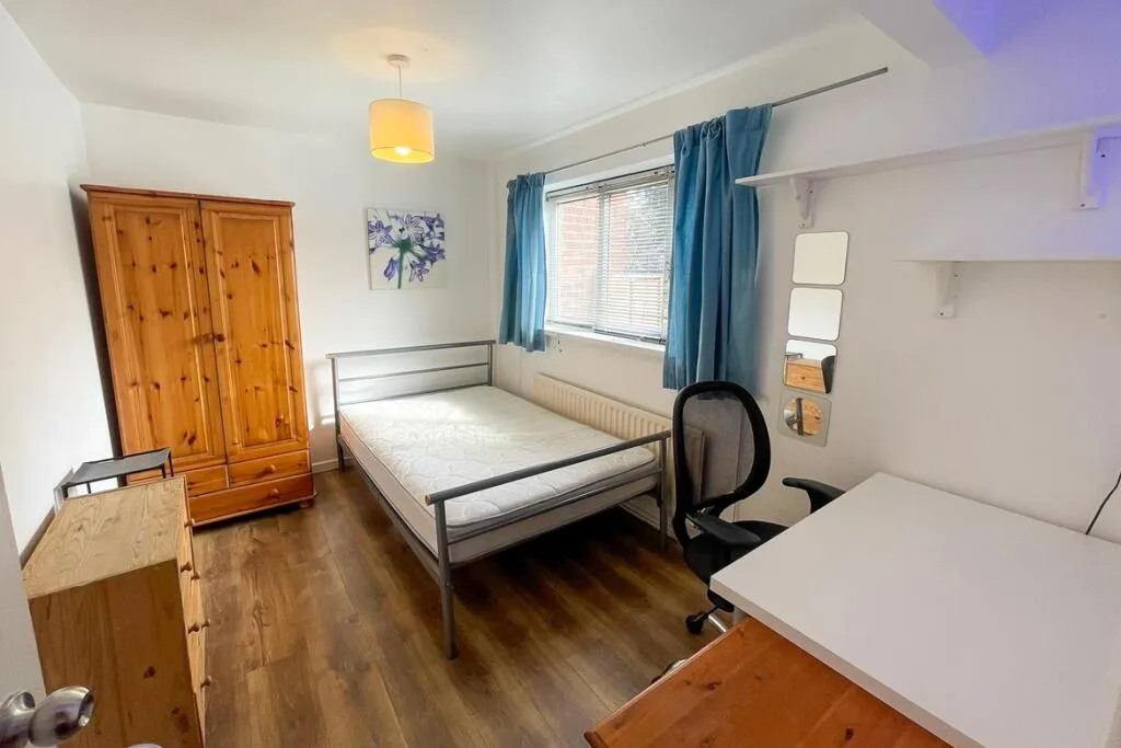 5 bedroom semi-detached house for rent