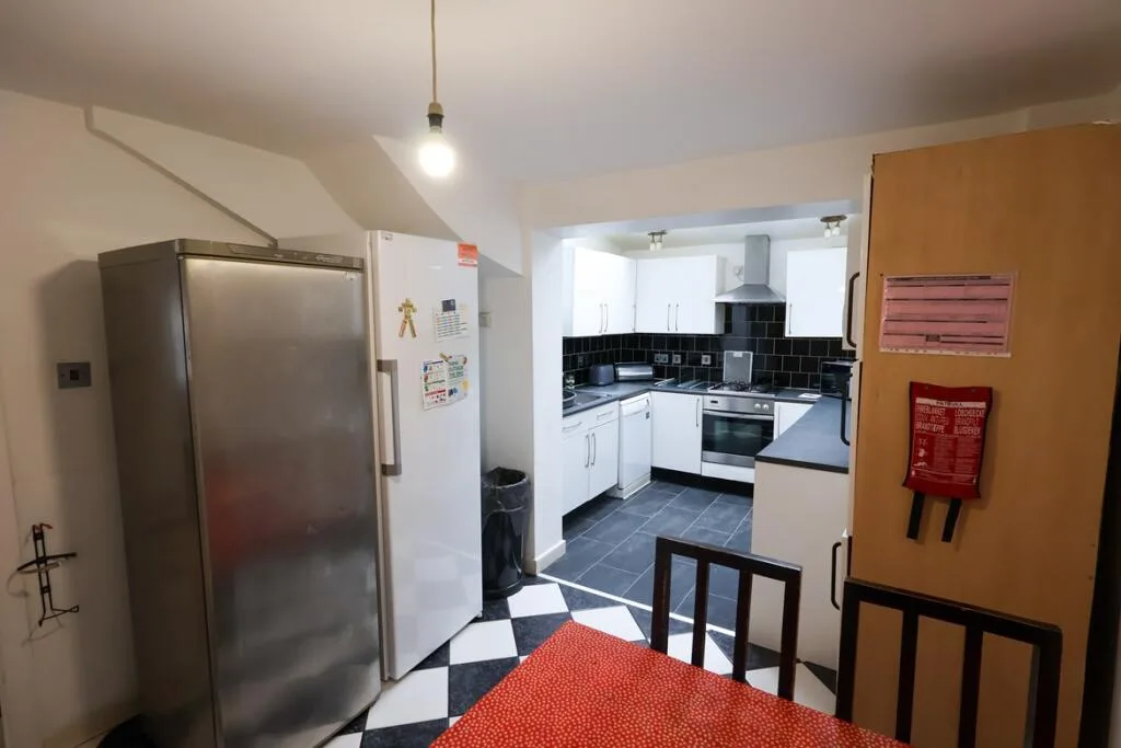 5 bedroom semi-detached house for rent
