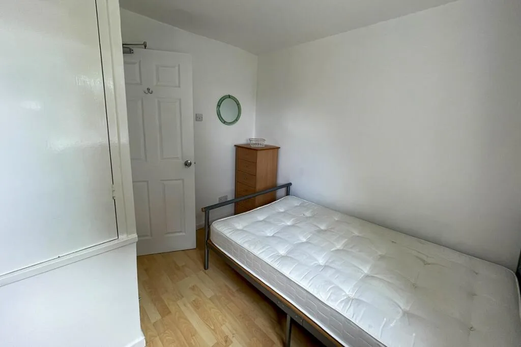 5 bedroom semi-detached house for rent