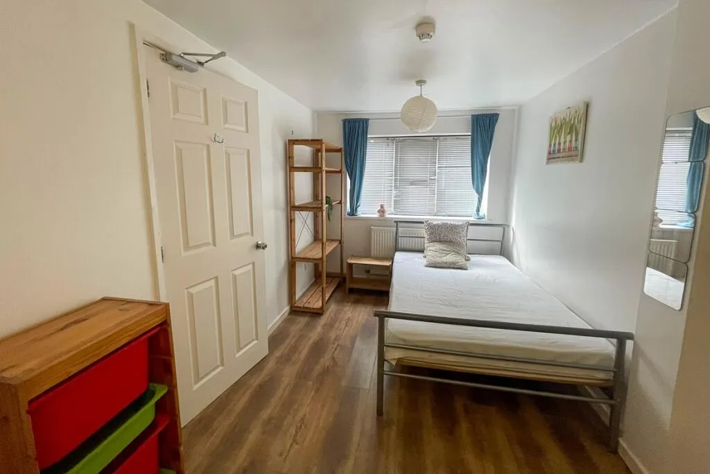 5 bedroom semi-detached house for rent