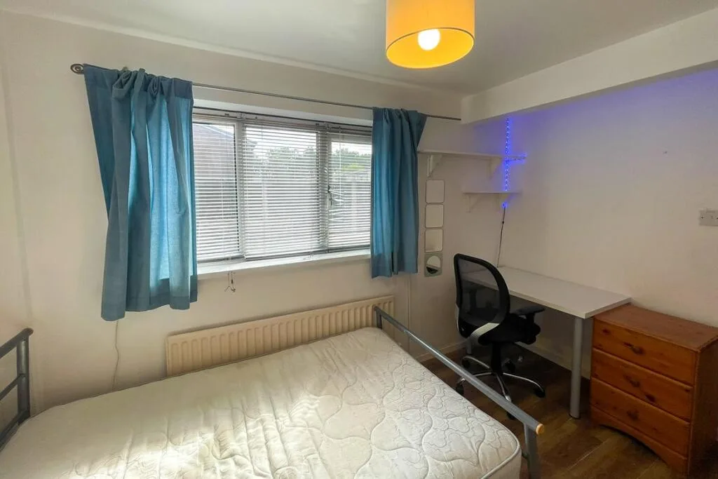 5 bedroom semi-detached house for rent