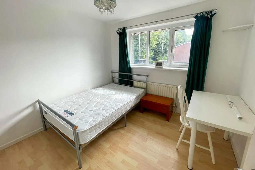 5 bedroom semi-detached house for rent