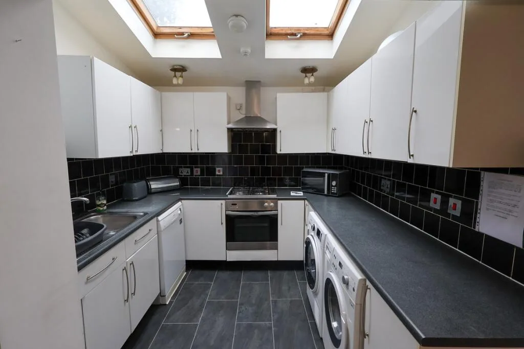 5 bedroom semi-detached house for rent