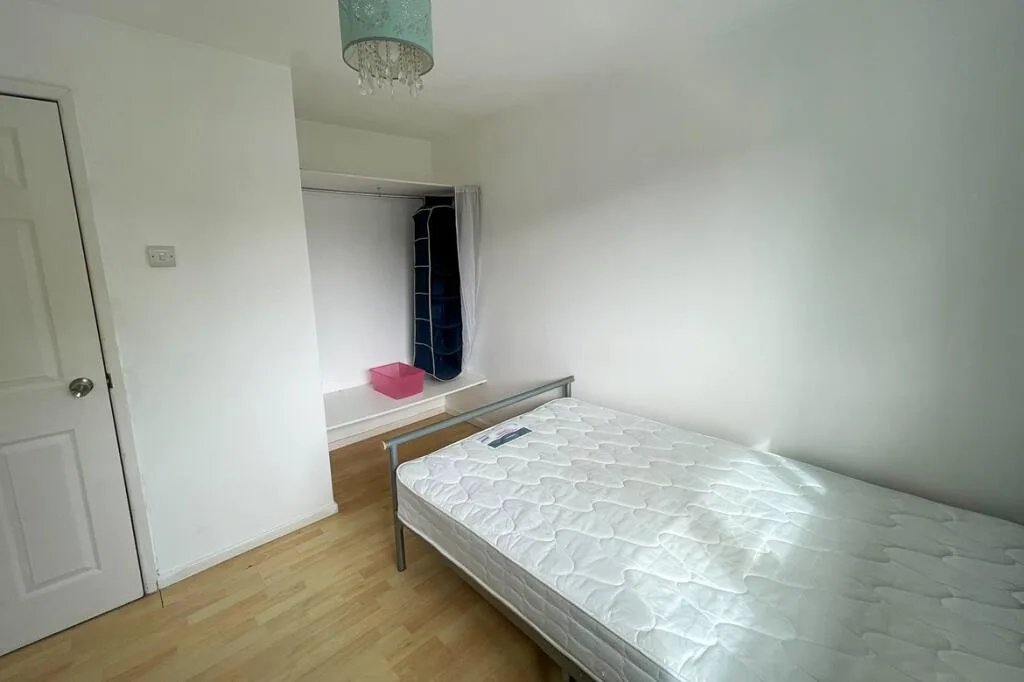 5 bedroom semi-detached house for rent