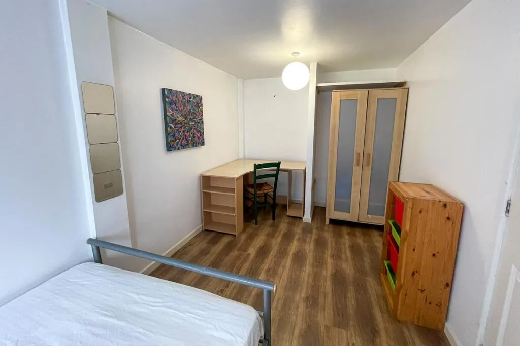 5 bedroom semi-detached house for rent