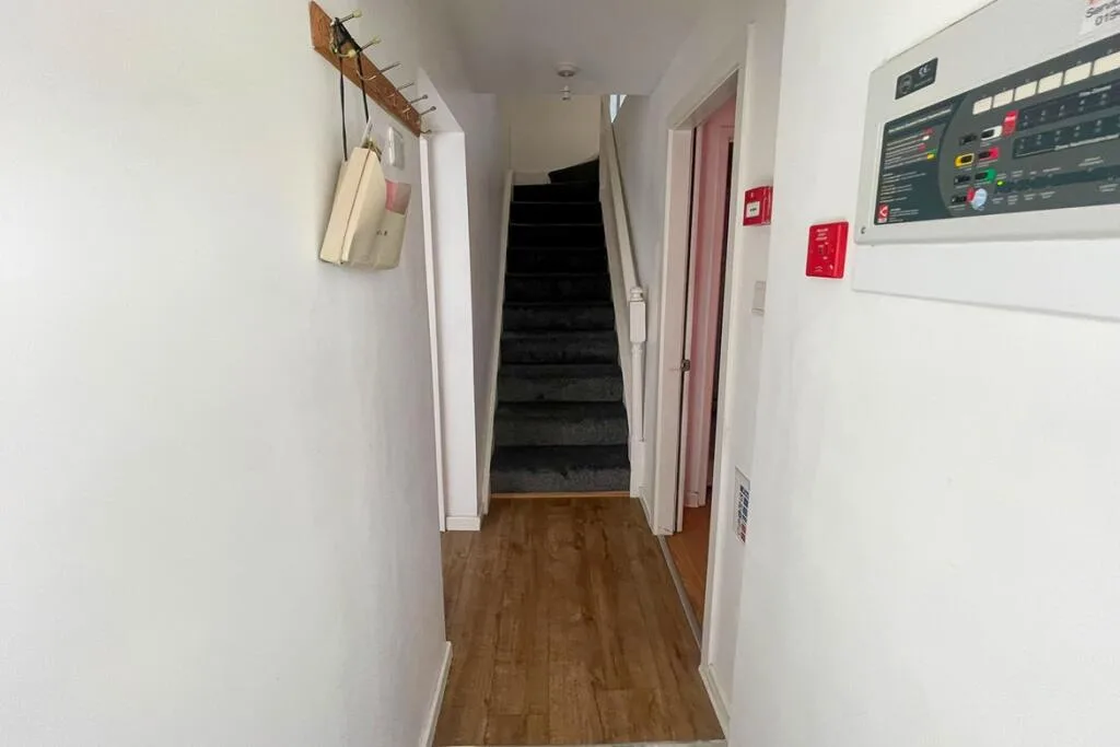 5 bedroom semi-detached house for rent